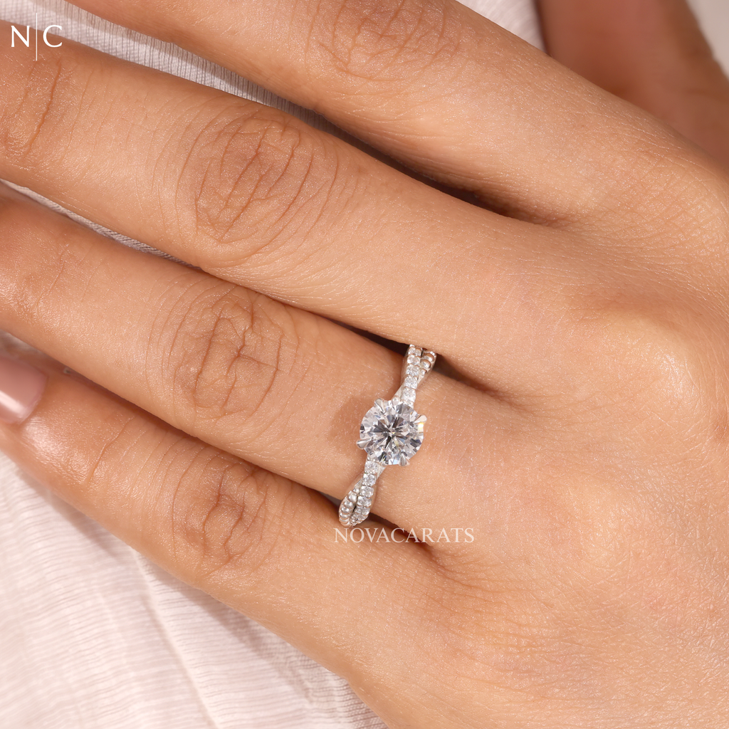 Round Cut Classic Engagement Ring